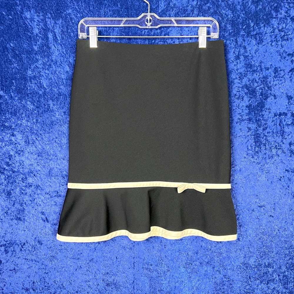 Black Express retro, mini skirt, with pale yellow piping and a mini bow